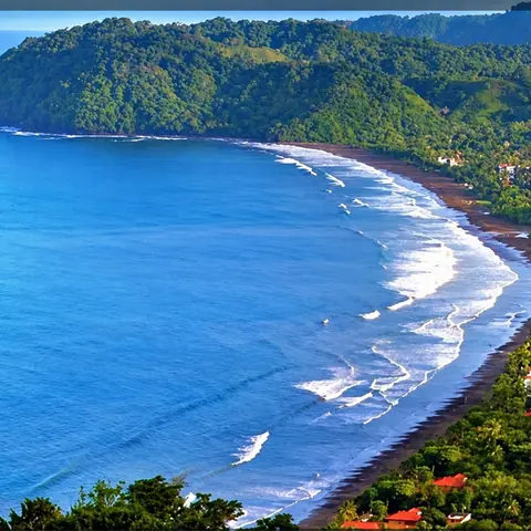 La bahía de Jacó vista desde lo alto