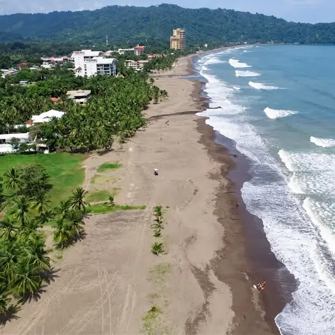 La playa de Jacó vista desde el aire