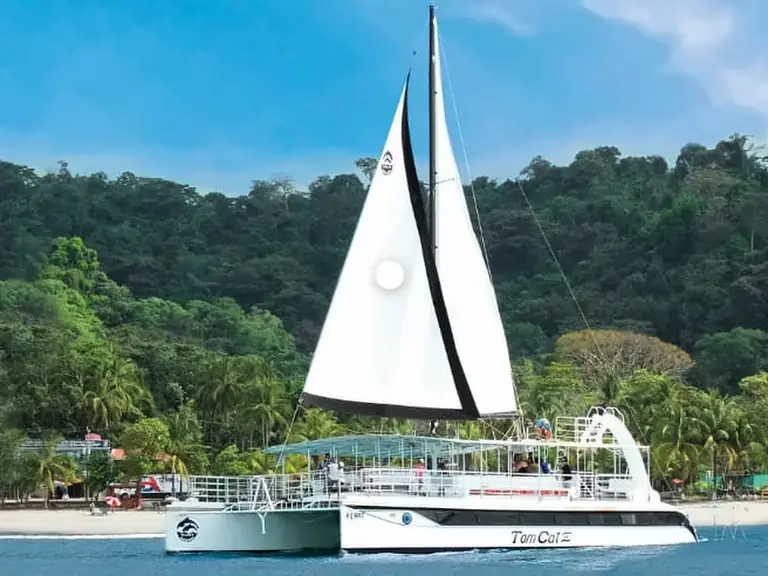 Catamarán de vela frente a la costa de Manuel Antonio