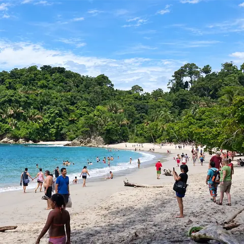 Bañistas en una playa de Manuel Antonio