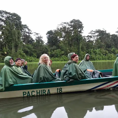 Grupo con ponchos en una lancha por los canales