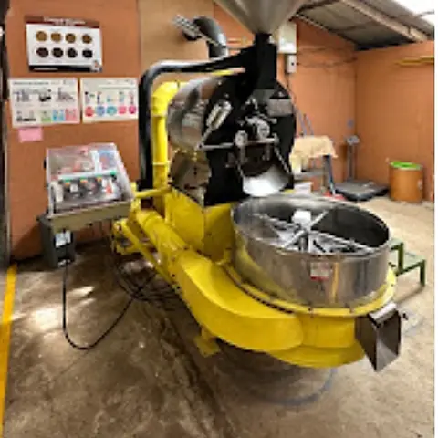 Tostador de café amarillo en El Trapiche